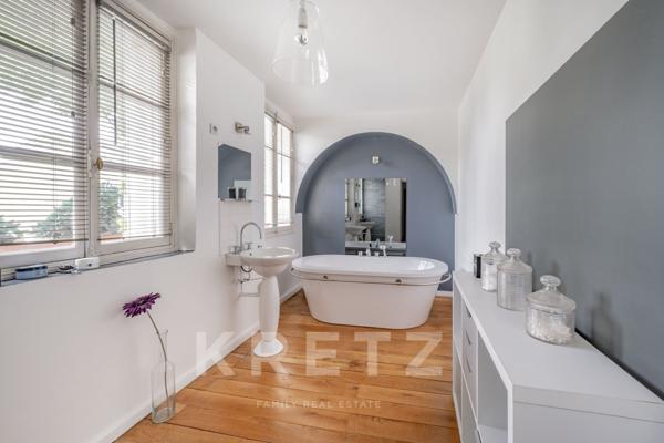 Grande maison familiale du XIXe siècle avec jardin