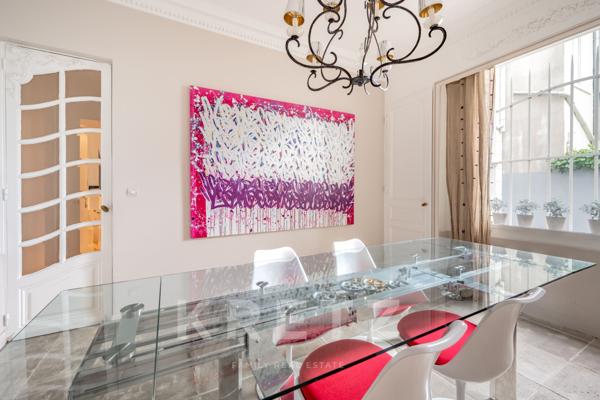 Grande maison familiale du XIXe siècle avec jardin