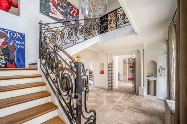 Grande maison familiale du XIXe siècle avec jardin