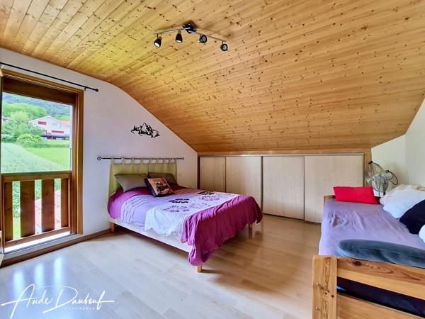 Maison familiale 4 chambres avec jardin, garage, abris voitures et annexes