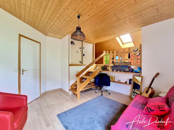 Maison familiale 4 chambres avec jardin, garage, abris voitures et annexes