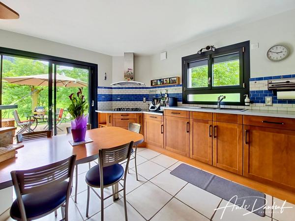 Maison familiale 4 chambres avec jardin, garage, abris voitures et annexes