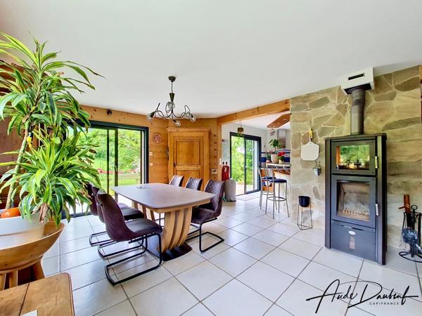 Maison familiale 4 chambres avec jardin, garage, abris voitures et annexes