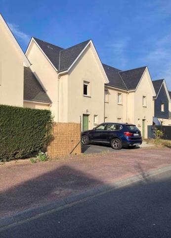 RARE À CABOURG - MAISON 3 CHAMBRES , JARDIN, 3 PARKINGS , 1 GARAGE.