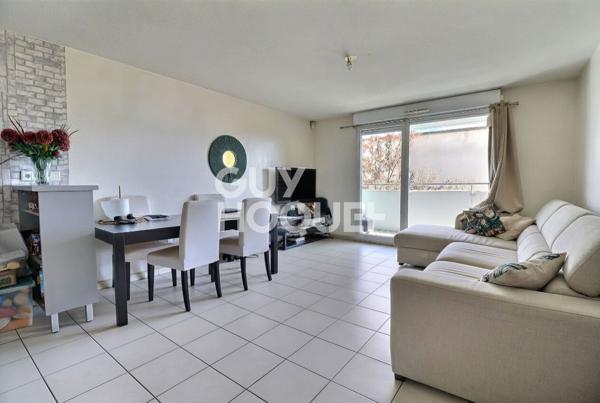 T3 vendu loué avec balcon et place de parking - Proximité Grand Parilly