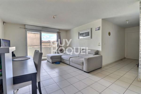 T3 vendu loué avec balcon et place de parking - Proximité Grand Parilly