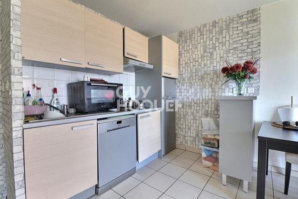 T3 vendu loué avec balcon et place de parking - Proximité Grand Parilly