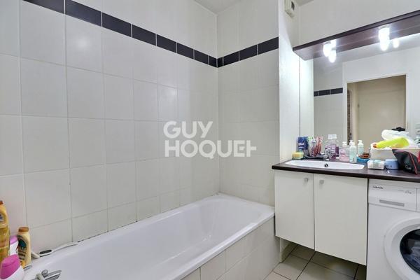 T3 vendu loué avec balcon et place de parking - Proximité Grand Parilly