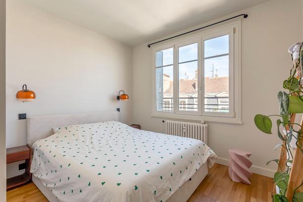 Rénovation contemporaine avec balcon quartier Préfecture