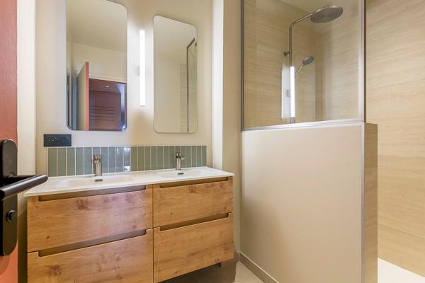 Rénovation contemporaine avec balcon quartier Préfecture