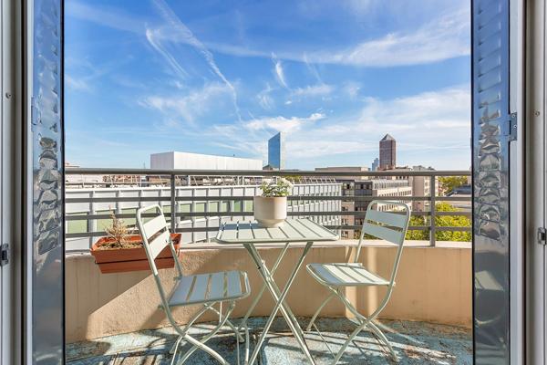 Rénovation contemporaine avec balcon quartier Préfecture