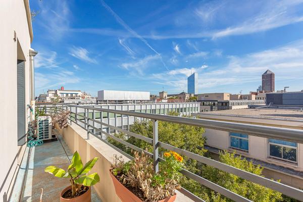 Rénovation contemporaine avec balcon quartier Préfecture