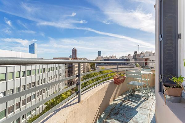 Rénovation contemporaine avec balcon quartier Préfecture