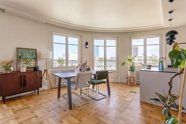 Rénovation contemporaine avec balcon quartier Préfecture