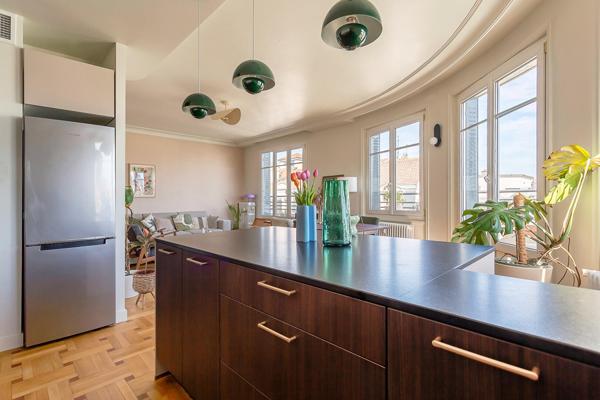 Rénovation contemporaine avec balcon quartier Préfecture