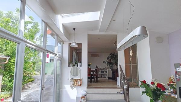 Maison de ville avec jardin, garage et potentiel d'évolution