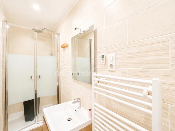 HONFLEUR – CHARMANT APPARTEMENT 2 PIÈCES DE 32 m2 - PLAIN PIED - COUR PRIVATIVE ET VUE SUR LE BASSIN