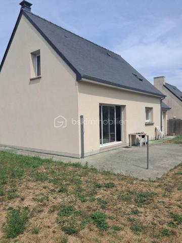 Venez découvrir cette maison familiale de 95 m² habitables, idéalement située : 5 minutes des hypermarchés, du centre-ville de Fougères, des écoles et lycées, 1 minute de la rocade et 8 minutes de l'A84.
Profitez d'un jardin avec vue sur la campagne et sans vis-à-vis, dans un lotissement paisible, sur une agréable parcelle de de 500 m² exposée plein SUD.

Côté jour : dès l'entrée, vous serez séduit par une lumineuse pièce de vie traversante de près de 40 m², comprenant un salon/séjour convivial et une cuisine ouverte aménagée et équipée. Cet espace de vie se prolonge directement sur la terrasse et le jardin pour profiter des beaux jours.

Côté nuit & fonctionnalité : une distribution optimale pensée pour toute la famille avec 4 chambres confortables dont une au rez-de-chaussée, une salle de bains fonctionnelle à l'étage. Un garage attenant complète ce bien.

Les + de ce bien :
• Exposition idéale (SUD) avec vue dégagée sur la nature
• Pièce de vie spacieuse et lumineuse de 40 m²
• 4 chambres dont une au rez-de-chaussée, parfait pour une famille ou du télétravail
• DPE C
• Terrain agréable, au calme absolu et sans vis-à-vis
• Idéalement située pour accéder à tous les services

Une opportunité à visiter sans tarder pour concrétiser votre projet immobilier !