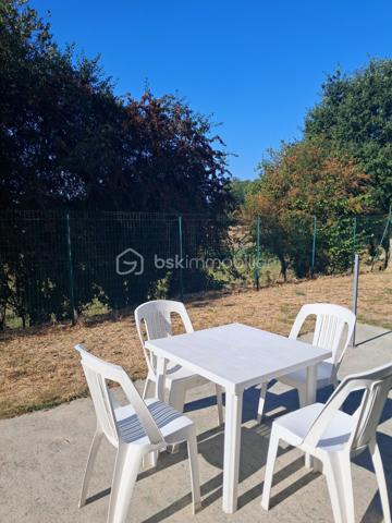 Venez découvrir cette maison familiale de 95 m² habitables, idéalement située : 5 minutes des hypermarchés, du centre-ville de Fougères, des écoles et lycées, 1 minute de la rocade et 8 minutes de l'A84.
Profitez d'un jardin avec vue sur la campagne et sans vis-à-vis, dans un lotissement paisible, sur une agréable parcelle de de 500 m² exposée plein SUD.

Côté jour : dès l'entrée, vous serez séduit par une lumineuse pièce de vie traversante de près de 40 m², comprenant un salon/séjour convivial et une cuisine ouverte aménagée et équipée. Cet espace de vie se prolonge directement sur la terrasse et le jardin pour profiter des beaux jours.

Côté nuit & fonctionnalité : une distribution optimale pensée pour toute la famille avec 4 chambres confortables dont une au rez-de-chaussée, une salle de bains fonctionnelle à l'étage. Un garage attenant complète ce bien.

Les + de ce bien :
• Exposition idéale (SUD) avec vue dégagée sur la nature
• Pièce de vie spacieuse et lumineuse de 40 m²
• 4 chambres dont une au rez-de-chaussée, parfait pour une famille ou du télétravail
• DPE C
• Terrain agréable, au calme absolu et sans vis-à-vis
• Idéalement située pour accéder à tous les services

Une opportunité à visiter sans tarder pour concrétiser votre projet immobilier !