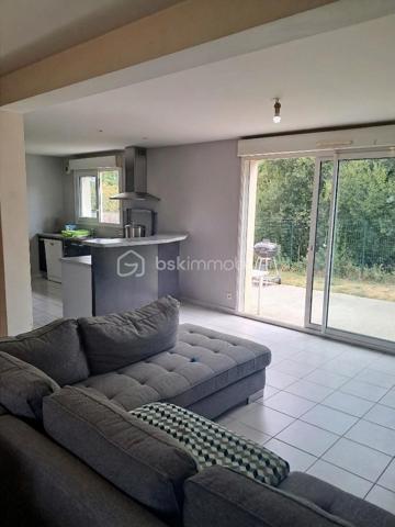 Venez découvrir cette maison familiale de 95 m² habitables, idéalement située : 5 minutes des hypermarchés, du centre-ville de Fougères, des écoles et lycées, 1 minute de la rocade et 8 minutes de l'A84.
Profitez d'un jardin avec vue sur la campagne et sans vis-à-vis, dans un lotissement paisible, sur une agréable parcelle de de 500 m² exposée plein SUD.

Côté jour : dès l'entrée, vous serez séduit par une lumineuse pièce de vie traversante de près de 40 m², comprenant un salon/séjour convivial et une cuisine ouverte aménagée et équipée. Cet espace de vie se prolonge directement sur la terrasse et le jardin pour profiter des beaux jours.

Côté nuit & fonctionnalité : une distribution optimale pensée pour toute la famille avec 4 chambres confortables dont une au rez-de-chaussée, une salle de bains fonctionnelle à l'étage. Un garage attenant complète ce bien.

Les + de ce bien :
• Exposition idéale (SUD) avec vue dégagée sur la nature
• Pièce de vie spacieuse et lumineuse de 40 m²
• 4 chambres dont une au rez-de-chaussée, parfait pour une famille ou du télétravail
• DPE C
• Terrain agréable, au calme absolu et sans vis-à-vis
• Idéalement située pour accéder à tous les services

Une opportunité à visiter sans tarder pour concrétiser votre projet immobilier !