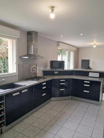 Venez découvrir cette maison familiale de 95 m² habitables, idéalement située : 5 minutes des hypermarchés, du centre-ville de Fougères, des écoles et lycées, 1 minute de la rocade et 8 minutes de l'A84.
Profitez d'un jardin avec vue sur la campagne et sans vis-à-vis, dans un lotissement paisible, sur une agréable parcelle de de 500 m² exposée plein SUD.

Côté jour : dès l'entrée, vous serez séduit par une lumineuse pièce de vie traversante de près de 40 m², comprenant un salon/séjour convivial et une cuisine ouverte aménagée et équipée. Cet espace de vie se prolonge directement sur la terrasse et le jardin pour profiter des beaux jours.

Côté nuit & fonctionnalité : une distribution optimale pensée pour toute la famille avec 4 chambres confortables dont une au rez-de-chaussée, une salle de bains fonctionnelle à l'étage. Un garage attenant complète ce bien.

Les + de ce bien :
• Exposition idéale (SUD) avec vue dégagée sur la nature
• Pièce de vie spacieuse et lumineuse de 40 m²
• 4 chambres dont une au rez-de-chaussée, parfait pour une famille ou du télétravail
• DPE C
• Terrain agréable, au calme absolu et sans vis-à-vis
• Idéalement située pour accéder à tous les services

Une opportunité à visiter sans tarder pour concrétiser votre projet immobilier !