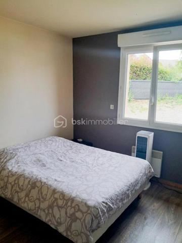 Venez découvrir cette maison familiale de 95 m² habitables, idéalement située : 5 minutes des hypermarchés, du centre-ville de Fougères, des écoles et lycées, 1 minute de la rocade et 8 minutes de l'A84.
Profitez d'un jardin avec vue sur la campagne et sans vis-à-vis, dans un lotissement paisible, sur une agréable parcelle de de 500 m² exposée plein SUD.

Côté jour : dès l'entrée, vous serez séduit par une lumineuse pièce de vie traversante de près de 40 m², comprenant un salon/séjour convivial et une cuisine ouverte aménagée et équipée. Cet espace de vie se prolonge directement sur la terrasse et le jardin pour profiter des beaux jours.

Côté nuit & fonctionnalité : une distribution optimale pensée pour toute la famille avec 4 chambres confortables dont une au rez-de-chaussée, une salle de bains fonctionnelle à l'étage. Un garage attenant complète ce bien.

Les + de ce bien :
• Exposition idéale (SUD) avec vue dégagée sur la nature
• Pièce de vie spacieuse et lumineuse de 40 m²
• 4 chambres dont une au rez-de-chaussée, parfait pour une famille ou du télétravail
• DPE C
• Terrain agréable, au calme absolu et sans vis-à-vis
• Idéalement située pour accéder à tous les services

Une opportunité à visiter sans tarder pour concrétiser votre projet immobilier !