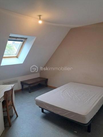 Venez découvrir cette maison familiale de 95 m² habitables, idéalement située : 5 minutes des hypermarchés, du centre-ville de Fougères, des écoles et lycées, 1 minute de la rocade et 8 minutes de l'A84.
Profitez d'un jardin avec vue sur la campagne et sans vis-à-vis, dans un lotissement paisible, sur une agréable parcelle de de 500 m² exposée plein SUD.

Côté jour : dès l'entrée, vous serez séduit par une lumineuse pièce de vie traversante de près de 40 m², comprenant un salon/séjour convivial et une cuisine ouverte aménagée et équipée. Cet espace de vie se prolonge directement sur la terrasse et le jardin pour profiter des beaux jours.

Côté nuit & fonctionnalité : une distribution optimale pensée pour toute la famille avec 4 chambres confortables dont une au rez-de-chaussée, une salle de bains fonctionnelle à l'étage. Un garage attenant complète ce bien.

Les + de ce bien :
• Exposition idéale (SUD) avec vue dégagée sur la nature
• Pièce de vie spacieuse et lumineuse de 40 m²
• 4 chambres dont une au rez-de-chaussée, parfait pour une famille ou du télétravail
• DPE C
• Terrain agréable, au calme absolu et sans vis-à-vis
• Idéalement située pour accéder à tous les services

Une opportunité à visiter sans tarder pour concrétiser votre projet immobilier !