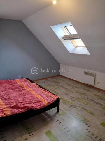 Venez découvrir cette maison familiale de 95 m² habitables, idéalement située : 5 minutes des hypermarchés, du centre-ville de Fougères, des écoles et lycées, 1 minute de la rocade et 8 minutes de l'A84.
Profitez d'un jardin avec vue sur la campagne et sans vis-à-vis, dans un lotissement paisible, sur une agréable parcelle de de 500 m² exposée plein SUD.

Côté jour : dès l'entrée, vous serez séduit par une lumineuse pièce de vie traversante de près de 40 m², comprenant un salon/séjour convivial et une cuisine ouverte aménagée et équipée. Cet espace de vie se prolonge directement sur la terrasse et le jardin pour profiter des beaux jours.

Côté nuit & fonctionnalité : une distribution optimale pensée pour toute la famille avec 4 chambres confortables dont une au rez-de-chaussée, une salle de bains fonctionnelle à l'étage. Un garage attenant complète ce bien.

Les + de ce bien :
• Exposition idéale (SUD) avec vue dégagée sur la nature
• Pièce de vie spacieuse et lumineuse de 40 m²
• 4 chambres dont une au rez-de-chaussée, parfait pour une famille ou du télétravail
• DPE C
• Terrain agréable, au calme absolu et sans vis-à-vis
• Idéalement située pour accéder à tous les services

Une opportunité à visiter sans tarder pour concrétiser votre projet immobilier !