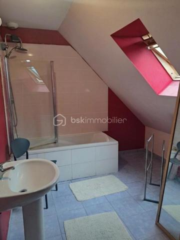 Venez découvrir cette maison familiale de 95 m² habitables, idéalement située : 5 minutes des hypermarchés, du centre-ville de Fougères, des écoles et lycées, 1 minute de la rocade et 8 minutes de l'A84.
Profitez d'un jardin avec vue sur la campagne et sans vis-à-vis, dans un lotissement paisible, sur une agréable parcelle de de 500 m² exposée plein SUD.

Côté jour : dès l'entrée, vous serez séduit par une lumineuse pièce de vie traversante de près de 40 m², comprenant un salon/séjour convivial et une cuisine ouverte aménagée et équipée. Cet espace de vie se prolonge directement sur la terrasse et le jardin pour profiter des beaux jours.

Côté nuit & fonctionnalité : une distribution optimale pensée pour toute la famille avec 4 chambres confortables dont une au rez-de-chaussée, une salle de bains fonctionnelle à l'étage. Un garage attenant complète ce bien.

Les + de ce bien :
• Exposition idéale (SUD) avec vue dégagée sur la nature
• Pièce de vie spacieuse et lumineuse de 40 m²
• 4 chambres dont une au rez-de-chaussée, parfait pour une famille ou du télétravail
• DPE C
• Terrain agréable, au calme absolu et sans vis-à-vis
• Idéalement située pour accéder à tous les services

Une opportunité à visiter sans tarder pour concrétiser votre projet immobilier !
