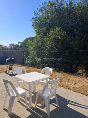 Venez découvrir cette maison familiale de 95 m² habitables, idéalement située : 5 minutes des hypermarchés, du centre-ville de Fougères, des écoles et lycées, 1 minute de la rocade et 8 minutes de l'A84.
Profitez d'un jardin avec vue sur la campagne et sans vis-à-vis, dans un lotissement paisible, sur une agréable parcelle de de 500 m² exposée plein SUD.

Côté jour : dès l'entrée, vous serez séduit par une lumineuse pièce de vie traversante de près de 40 m², comprenant un salon/séjour convivial et une cuisine ouverte aménagée et équipée. Cet espace de vie se prolonge directement sur la terrasse et le jardin pour profiter des beaux jours.

Côté nuit & fonctionnalité : une distribution optimale pensée pour toute la famille avec 4 chambres confortables dont une au rez-de-chaussée, une salle de bains fonctionnelle à l'étage. Un garage attenant complète ce bien.

Les + de ce bien :
• Exposition idéale (SUD) avec vue dégagée sur la nature
• Pièce de vie spacieuse et lumineuse de 40 m²
• 4 chambres dont une au rez-de-chaussée, parfait pour une famille ou du télétravail
• DPE C
• Terrain agréable, au calme absolu et sans vis-à-vis
• Idéalement située pour accéder à tous les services

Une opportunité à visiter sans tarder pour concrétiser votre projet immobilier !