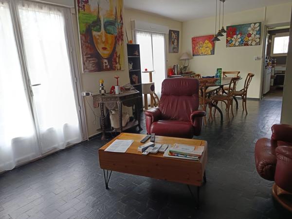 Maison des hauteurs avec vue dégagée et fort potentiel – 1300 m² de terrain