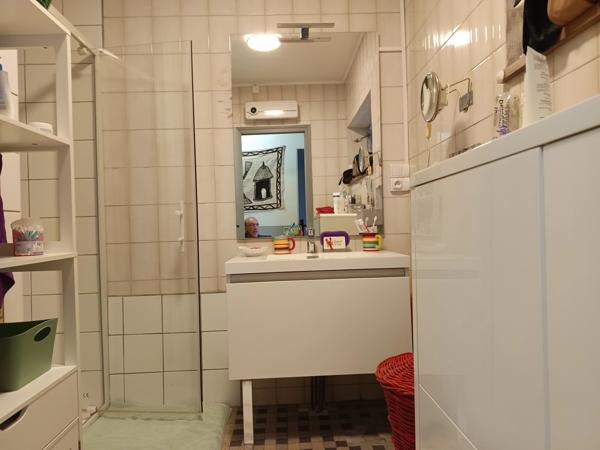 Maison des hauteurs avec vue dégagée et fort potentiel – 1300 m² de terrain