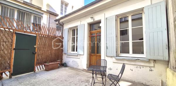 Amoureux de l’atypique, investisseurs en quête d’un bien de caractère, cette adresse est faite pour vous.

Au cœur de Grenoble, à l’arrière d’un superbe immeuble haussmannien, découvrez cette charmante conciergerie de 51 m², véritable petite maison cachée à l’abri de l’agitation urbaine. Dès votre arrivée, son allure de maison de poupée et son atmosphère intimiste séduisent immédiatement.

À l’extérieur, une agréable cour privative ombragée de 22 m² vous invite à profiter des beaux jours. Un espace idéal pour partager des repas en famille, recevoir des amis ou simplement savourer des moments de détente, même en plein été.

Le rez-de-chaussée se compose :
- d’une spacieuse cuisine dinatoire conviviale,
- d’une première chambre bénéficiant d’une belle hauteur sous plafond,
- d’une pièce de vie baignée de lumière naturelle grâce à son puits de lumière,
- ainsi que d’une salle de bains.

À l’étage, vous découvrirez une grande chambre avec dressing, offrant un espace confortable et fonctionnel, ainsi qu’un accès à un grenier sain et isolé, idéal pour le stockage.

Une grande cave complète également ce bien.

Quelques travaux de rafraîchissement permettront de révéler tout le potentiel de cette maison et de la façonner selon vos envies. Que vous recherchiez une résidence pleine de charme ou un investissement à fort potentiel, cette propriété constitue une belle opportunité.

Côté rentabilité, le bien était précédemment loué 875 €/mois et présente un potentiel locatif estimé à environ 20 000 € par an, notamment dans le cadre d’une location meublée saisonnière.

Un bien rare, au charme singulier, qui ne demande qu’à écrire une nouvelle histoire.