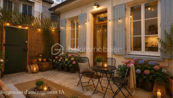 Amoureux de l’atypique, investisseurs en quête d’un bien de caractère, cette adresse est faite pour vous.

Au cœur de Grenoble, à l’arrière d’un superbe immeuble haussmannien, découvrez cette charmante conciergerie de 51 m², véritable petite maison cachée à l’abri de l’agitation urbaine. Dès votre arrivée, son allure de maison de poupée et son atmosphère intimiste séduisent immédiatement.

À l’extérieur, une agréable cour privative ombragée de 22 m² vous invite à profiter des beaux jours. Un espace idéal pour partager des repas en famille, recevoir des amis ou simplement savourer des moments de détente, même en plein été.

Le rez-de-chaussée se compose :
- d’une spacieuse cuisine dinatoire conviviale,
- d’une première chambre bénéficiant d’une belle hauteur sous plafond,
- d’une pièce de vie baignée de lumière naturelle grâce à son puits de lumière,
- ainsi que d’une salle de bains.

À l’étage, vous découvrirez une grande chambre avec dressing, offrant un espace confortable et fonctionnel, ainsi qu’un accès à un grenier sain et isolé, idéal pour le stockage.

Une grande cave complète également ce bien.

Quelques travaux de rafraîchissement permettront de révéler tout le potentiel de cette maison et de la façonner selon vos envies. Que vous recherchiez une résidence pleine de charme ou un investissement à fort potentiel, cette propriété constitue une belle opportunité.

Côté rentabilité, le bien était précédemment loué 875 €/mois et présente un potentiel locatif estimé à environ 20 000 € par an, notamment dans le cadre d’une location meublée saisonnière.

Un bien rare, au charme singulier, qui ne demande qu’à écrire une nouvelle histoire.