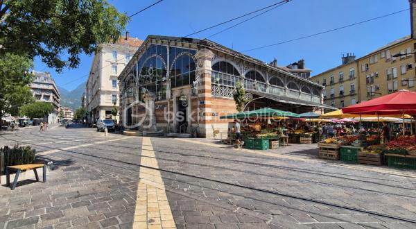Amoureux de l’atypique, investisseurs en quête d’un bien de caractère, cette adresse est faite pour vous.

Au cœur de Grenoble, à l’arrière d’un superbe immeuble haussmannien, découvrez cette charmante conciergerie de 51 m², véritable petite maison cachée à l’abri de l’agitation urbaine. Dès votre arrivée, son allure de maison de poupée et son atmosphère intimiste séduisent immédiatement.

À l’extérieur, une agréable cour privative ombragée de 22 m² vous invite à profiter des beaux jours. Un espace idéal pour partager des repas en famille, recevoir des amis ou simplement savourer des moments de détente, même en plein été.

Le rez-de-chaussée se compose :
- d’une spacieuse cuisine dinatoire conviviale,
- d’une première chambre bénéficiant d’une belle hauteur sous plafond,
- d’une pièce de vie baignée de lumière naturelle grâce à son puits de lumière,
- ainsi que d’une salle de bains.

À l’étage, vous découvrirez une grande chambre avec dressing, offrant un espace confortable et fonctionnel, ainsi qu’un accès à un grenier sain et isolé, idéal pour le stockage.

Une grande cave complète également ce bien.

Quelques travaux de rafraîchissement permettront de révéler tout le potentiel de cette maison et de la façonner selon vos envies. Que vous recherchiez une résidence pleine de charme ou un investissement à fort potentiel, cette propriété constitue une belle opportunité.

Côté rentabilité, le bien était précédemment loué 875 €/mois et présente un potentiel locatif estimé à environ 20 000 € par an, notamment dans le cadre d’une location meublée saisonnière.

Un bien rare, au charme singulier, qui ne demande qu’à écrire une nouvelle histoire.