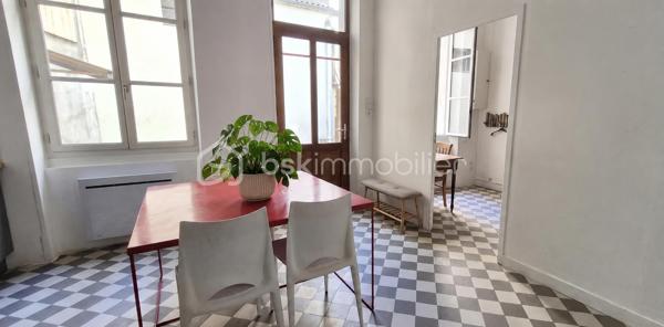 Amoureux de l’atypique, investisseurs en quête d’un bien de caractère, cette adresse est faite pour vous.

Au cœur de Grenoble, à l’arrière d’un superbe immeuble haussmannien, découvrez cette charmante conciergerie de 51 m², véritable petite maison cachée à l’abri de l’agitation urbaine. Dès votre arrivée, son allure de maison de poupée et son atmosphère intimiste séduisent immédiatement.

À l’extérieur, une agréable cour privative ombragée de 22 m² vous invite à profiter des beaux jours. Un espace idéal pour partager des repas en famille, recevoir des amis ou simplement savourer des moments de détente, même en plein été.

Le rez-de-chaussée se compose :
- d’une spacieuse cuisine dinatoire conviviale,
- d’une première chambre bénéficiant d’une belle hauteur sous plafond,
- d’une pièce de vie baignée de lumière naturelle grâce à son puits de lumière,
- ainsi que d’une salle de bains.

À l’étage, vous découvrirez une grande chambre avec dressing, offrant un espace confortable et fonctionnel, ainsi qu’un accès à un grenier sain et isolé, idéal pour le stockage.

Une grande cave complète également ce bien.

Quelques travaux de rafraîchissement permettront de révéler tout le potentiel de cette maison et de la façonner selon vos envies. Que vous recherchiez une résidence pleine de charme ou un investissement à fort potentiel, cette propriété constitue une belle opportunité.

Côté rentabilité, le bien était précédemment loué 875 €/mois et présente un potentiel locatif estimé à environ 20 000 € par an, notamment dans le cadre d’une location meublée saisonnière.

Un bien rare, au charme singulier, qui ne demande qu’à écrire une nouvelle histoire.