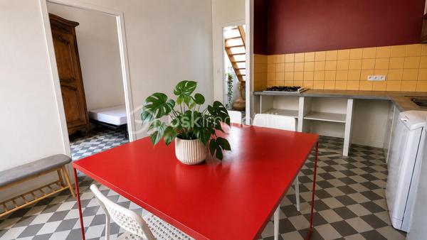 Amoureux de l’atypique, investisseurs en quête d’un bien de caractère, cette adresse est faite pour vous.

Au cœur de Grenoble, à l’arrière d’un superbe immeuble haussmannien, découvrez cette charmante conciergerie de 51 m², véritable petite maison cachée à l’abri de l’agitation urbaine. Dès votre arrivée, son allure de maison de poupée et son atmosphère intimiste séduisent immédiatement.

À l’extérieur, une agréable cour privative ombragée de 22 m² vous invite à profiter des beaux jours. Un espace idéal pour partager des repas en famille, recevoir des amis ou simplement savourer des moments de détente, même en plein été.

Le rez-de-chaussée se compose :
- d’une spacieuse cuisine dinatoire conviviale,
- d’une première chambre bénéficiant d’une belle hauteur sous plafond,
- d’une pièce de vie baignée de lumière naturelle grâce à son puits de lumière,
- ainsi que d’une salle de bains.

À l’étage, vous découvrirez une grande chambre avec dressing, offrant un espace confortable et fonctionnel, ainsi qu’un accès à un grenier sain et isolé, idéal pour le stockage.

Une grande cave complète également ce bien.

Quelques travaux de rafraîchissement permettront de révéler tout le potentiel de cette maison et de la façonner selon vos envies. Que vous recherchiez une résidence pleine de charme ou un investissement à fort potentiel, cette propriété constitue une belle opportunité.

Côté rentabilité, le bien était précédemment loué 875 €/mois et présente un potentiel locatif estimé à environ 20 000 € par an, notamment dans le cadre d’une location meublée saisonnière.

Un bien rare, au charme singulier, qui ne demande qu’à écrire une nouvelle histoire.