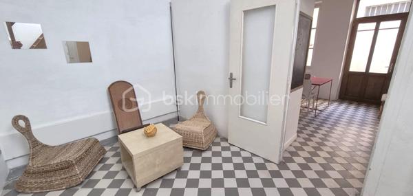 Amoureux de l’atypique, investisseurs en quête d’un bien de caractère, cette adresse est faite pour vous.

Au cœur de Grenoble, à l’arrière d’un superbe immeuble haussmannien, découvrez cette charmante conciergerie de 51 m², véritable petite maison cachée à l’abri de l’agitation urbaine. Dès votre arrivée, son allure de maison de poupée et son atmosphère intimiste séduisent immédiatement.

À l’extérieur, une agréable cour privative ombragée de 22 m² vous invite à profiter des beaux jours. Un espace idéal pour partager des repas en famille, recevoir des amis ou simplement savourer des moments de détente, même en plein été.

Le rez-de-chaussée se compose :
- d’une spacieuse cuisine dinatoire conviviale,
- d’une première chambre bénéficiant d’une belle hauteur sous plafond,
- d’une pièce de vie baignée de lumière naturelle grâce à son puits de lumière,
- ainsi que d’une salle de bains.

À l’étage, vous découvrirez une grande chambre avec dressing, offrant un espace confortable et fonctionnel, ainsi qu’un accès à un grenier sain et isolé, idéal pour le stockage.

Une grande cave complète également ce bien.

Quelques travaux de rafraîchissement permettront de révéler tout le potentiel de cette maison et de la façonner selon vos envies. Que vous recherchiez une résidence pleine de charme ou un investissement à fort potentiel, cette propriété constitue une belle opportunité.

Côté rentabilité, le bien était précédemment loué 875 €/mois et présente un potentiel locatif estimé à environ 20 000 € par an, notamment dans le cadre d’une location meublée saisonnière.

Un bien rare, au charme singulier, qui ne demande qu’à écrire une nouvelle histoire.