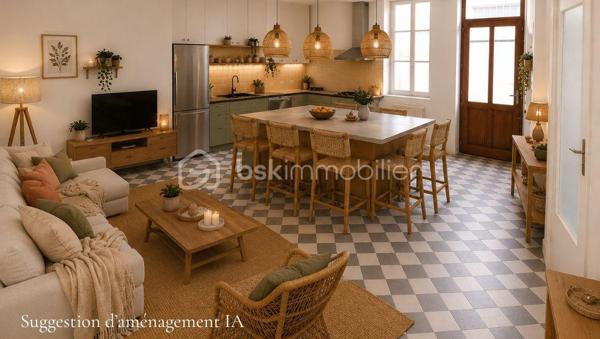 Amoureux de l’atypique, investisseurs en quête d’un bien de caractère, cette adresse est faite pour vous.

Au cœur de Grenoble, à l’arrière d’un superbe immeuble haussmannien, découvrez cette charmante conciergerie de 51 m², véritable petite maison cachée à l’abri de l’agitation urbaine. Dès votre arrivée, son allure de maison de poupée et son atmosphère intimiste séduisent immédiatement.

À l’extérieur, une agréable cour privative ombragée de 22 m² vous invite à profiter des beaux jours. Un espace idéal pour partager des repas en famille, recevoir des amis ou simplement savourer des moments de détente, même en plein été.

Le rez-de-chaussée se compose :
- d’une spacieuse cuisine dinatoire conviviale,
- d’une première chambre bénéficiant d’une belle hauteur sous plafond,
- d’une pièce de vie baignée de lumière naturelle grâce à son puits de lumière,
- ainsi que d’une salle de bains.

À l’étage, vous découvrirez une grande chambre avec dressing, offrant un espace confortable et fonctionnel, ainsi qu’un accès à un grenier sain et isolé, idéal pour le stockage.

Une grande cave complète également ce bien.

Quelques travaux de rafraîchissement permettront de révéler tout le potentiel de cette maison et de la façonner selon vos envies. Que vous recherchiez une résidence pleine de charme ou un investissement à fort potentiel, cette propriété constitue une belle opportunité.

Côté rentabilité, le bien était précédemment loué 875 €/mois et présente un potentiel locatif estimé à environ 20 000 € par an, notamment dans le cadre d’une location meublée saisonnière.

Un bien rare, au charme singulier, qui ne demande qu’à écrire une nouvelle histoire.