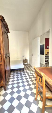 Amoureux de l’atypique, investisseurs en quête d’un bien de caractère, cette adresse est faite pour vous.

Au cœur de Grenoble, à l’arrière d’un superbe immeuble haussmannien, découvrez cette charmante conciergerie de 51 m², véritable petite maison cachée à l’abri de l’agitation urbaine. Dès votre arrivée, son allure de maison de poupée et son atmosphère intimiste séduisent immédiatement.

À l’extérieur, une agréable cour privative ombragée de 22 m² vous invite à profiter des beaux jours. Un espace idéal pour partager des repas en famille, recevoir des amis ou simplement savourer des moments de détente, même en plein été.

Le rez-de-chaussée se compose :
- d’une spacieuse cuisine dinatoire conviviale,
- d’une première chambre bénéficiant d’une belle hauteur sous plafond,
- d’une pièce de vie baignée de lumière naturelle grâce à son puits de lumière,
- ainsi que d’une salle de bains.

À l’étage, vous découvrirez une grande chambre avec dressing, offrant un espace confortable et fonctionnel, ainsi qu’un accès à un grenier sain et isolé, idéal pour le stockage.

Une grande cave complète également ce bien.

Quelques travaux de rafraîchissement permettront de révéler tout le potentiel de cette maison et de la façonner selon vos envies. Que vous recherchiez une résidence pleine de charme ou un investissement à fort potentiel, cette propriété constitue une belle opportunité.

Côté rentabilité, le bien était précédemment loué 875 €/mois et présente un potentiel locatif estimé à environ 20 000 € par an, notamment dans le cadre d’une location meublée saisonnière.

Un bien rare, au charme singulier, qui ne demande qu’à écrire une nouvelle histoire.