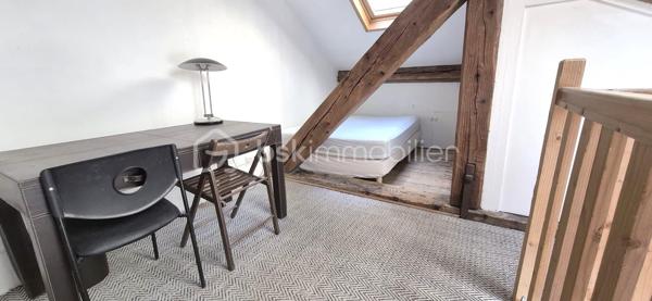 Amoureux de l’atypique, investisseurs en quête d’un bien de caractère, cette adresse est faite pour vous.

Au cœur de Grenoble, à l’arrière d’un superbe immeuble haussmannien, découvrez cette charmante conciergerie de 51 m², véritable petite maison cachée à l’abri de l’agitation urbaine. Dès votre arrivée, son allure de maison de poupée et son atmosphère intimiste séduisent immédiatement.

À l’extérieur, une agréable cour privative ombragée de 22 m² vous invite à profiter des beaux jours. Un espace idéal pour partager des repas en famille, recevoir des amis ou simplement savourer des moments de détente, même en plein été.

Le rez-de-chaussée se compose :
- d’une spacieuse cuisine dinatoire conviviale,
- d’une première chambre bénéficiant d’une belle hauteur sous plafond,
- d’une pièce de vie baignée de lumière naturelle grâce à son puits de lumière,
- ainsi que d’une salle de bains.

À l’étage, vous découvrirez une grande chambre avec dressing, offrant un espace confortable et fonctionnel, ainsi qu’un accès à un grenier sain et isolé, idéal pour le stockage.

Une grande cave complète également ce bien.

Quelques travaux de rafraîchissement permettront de révéler tout le potentiel de cette maison et de la façonner selon vos envies. Que vous recherchiez une résidence pleine de charme ou un investissement à fort potentiel, cette propriété constitue une belle opportunité.

Côté rentabilité, le bien était précédemment loué 875 €/mois et présente un potentiel locatif estimé à environ 20 000 € par an, notamment dans le cadre d’une location meublée saisonnière.

Un bien rare, au charme singulier, qui ne demande qu’à écrire une nouvelle histoire.