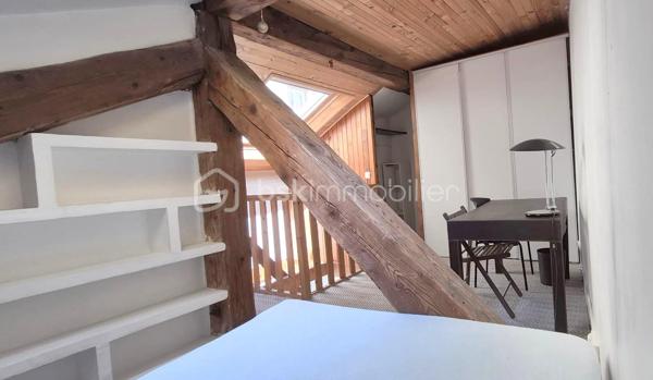 Amoureux de l’atypique, investisseurs en quête d’un bien de caractère, cette adresse est faite pour vous.

Au cœur de Grenoble, à l’arrière d’un superbe immeuble haussmannien, découvrez cette charmante conciergerie de 51 m², véritable petite maison cachée à l’abri de l’agitation urbaine. Dès votre arrivée, son allure de maison de poupée et son atmosphère intimiste séduisent immédiatement.

À l’extérieur, une agréable cour privative ombragée de 22 m² vous invite à profiter des beaux jours. Un espace idéal pour partager des repas en famille, recevoir des amis ou simplement savourer des moments de détente, même en plein été.

Le rez-de-chaussée se compose :
- d’une spacieuse cuisine dinatoire conviviale,
- d’une première chambre bénéficiant d’une belle hauteur sous plafond,
- d’une pièce de vie baignée de lumière naturelle grâce à son puits de lumière,
- ainsi que d’une salle de bains.

À l’étage, vous découvrirez une grande chambre avec dressing, offrant un espace confortable et fonctionnel, ainsi qu’un accès à un grenier sain et isolé, idéal pour le stockage.

Une grande cave complète également ce bien.

Quelques travaux de rafraîchissement permettront de révéler tout le potentiel de cette maison et de la façonner selon vos envies. Que vous recherchiez une résidence pleine de charme ou un investissement à fort potentiel, cette propriété constitue une belle opportunité.

Côté rentabilité, le bien était précédemment loué 875 €/mois et présente un potentiel locatif estimé à environ 20 000 € par an, notamment dans le cadre d’une location meublée saisonnière.

Un bien rare, au charme singulier, qui ne demande qu’à écrire une nouvelle histoire.