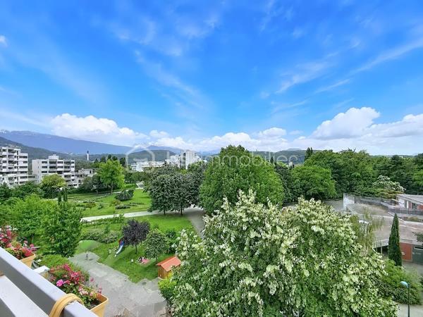 A la lisière d'un vaste parc arboré et à proximité immédiate de toutes les commodités (tram, commerces, écoles...), venez découvrir au 5ème et dernier étage,  ce magnifique appartement rénové avec goût et modernité. 
Le grand hall d'entrée fait le lien entre la partie jour comprenant un lumineux séjour donnant sur terrasse au Sud, cuisine américaine complètement aménagée et fonctionnelle. 
La partie nuit comprend 2 grandes chambres donnant sur loggia, salle de bain, toilettes séparés et une suite parentale avec sa petite salle d'eau et sa loggia fermée indépendante pour plus d'intimité. 
A l'entrée un grand cellier a été aménagé en bureau et offre un espace semi-ouvert supplémentaire.
Toutes les pièces donnent au Sud sans aucun vis-à-vis et une vue dégagée sur les massifs. Le parc au pied de l'immeuble confère fraicheur et calme.
Un garage double (avec électricité) en sous-sol est proposé en sus.
Les charges de copropriété comprennent les charges communes, les charges d'ascenseur (dernier étage) le chauffage, l'eau chaude et froide. 
Convient particulièrement à des familles.