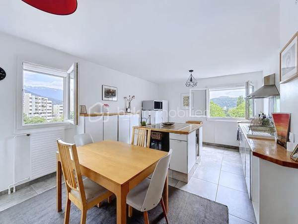 A la lisière d'un vaste parc arboré et à proximité immédiate de toutes les commodités (tram, commerces, écoles...), venez découvrir au 5ème et dernier étage,  ce magnifique appartement rénové avec goût et modernité. 
Le grand hall d'entrée fait le lien entre la partie jour comprenant un lumineux séjour donnant sur terrasse au Sud, cuisine américaine complètement aménagée et fonctionnelle. 
La partie nuit comprend 2 grandes chambres donnant sur loggia, salle de bain, toilettes séparés et une suite parentale avec sa petite salle d'eau et sa loggia fermée indépendante pour plus d'intimité. 
A l'entrée un grand cellier a été aménagé en bureau et offre un espace semi-ouvert supplémentaire.
Toutes les pièces donnent au Sud sans aucun vis-à-vis et une vue dégagée sur les massifs. Le parc au pied de l'immeuble confère fraicheur et calme.
Un garage double (avec électricité) en sous-sol est proposé en sus.
Les charges de copropriété comprennent les charges communes, les charges d'ascenseur (dernier étage) le chauffage, l'eau chaude et froide. 
Convient particulièrement à des familles.