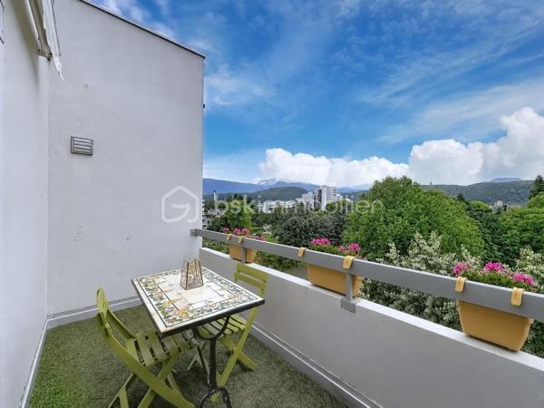 A la lisière d'un vaste parc arboré et à proximité immédiate de toutes les commodités (tram, commerces, écoles...), venez découvrir au 5ème et dernier étage,  ce magnifique appartement rénové avec goût et modernité. 
Le grand hall d'entrée fait le lien entre la partie jour comprenant un lumineux séjour donnant sur terrasse au Sud, cuisine américaine complètement aménagée et fonctionnelle. 
La partie nuit comprend 2 grandes chambres donnant sur loggia, salle de bain, toilettes séparés et une suite parentale avec sa petite salle d'eau et sa loggia fermée indépendante pour plus d'intimité. 
A l'entrée un grand cellier a été aménagé en bureau et offre un espace semi-ouvert supplémentaire.
Toutes les pièces donnent au Sud sans aucun vis-à-vis et une vue dégagée sur les massifs. Le parc au pied de l'immeuble confère fraicheur et calme.
Un garage double (avec électricité) en sous-sol est proposé en sus.
Les charges de copropriété comprennent les charges communes, les charges d'ascenseur (dernier étage) le chauffage, l'eau chaude et froide. 
Convient particulièrement à des familles.
