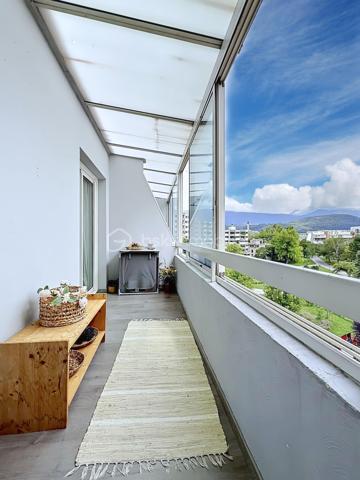 A la lisière d'un vaste parc arboré et à proximité immédiate de toutes les commodités (tram, commerces, écoles...), venez découvrir au 5ème et dernier étage,  ce magnifique appartement rénové avec goût et modernité. 
Le grand hall d'entrée fait le lien entre la partie jour comprenant un lumineux séjour donnant sur terrasse au Sud, cuisine américaine complètement aménagée et fonctionnelle. 
La partie nuit comprend 2 grandes chambres donnant sur loggia, salle de bain, toilettes séparés et une suite parentale avec sa petite salle d'eau et sa loggia fermée indépendante pour plus d'intimité. 
A l'entrée un grand cellier a été aménagé en bureau et offre un espace semi-ouvert supplémentaire.
Toutes les pièces donnent au Sud sans aucun vis-à-vis et une vue dégagée sur les massifs. Le parc au pied de l'immeuble confère fraicheur et calme.
Un garage double (avec électricité) en sous-sol est proposé en sus.
Les charges de copropriété comprennent les charges communes, les charges d'ascenseur (dernier étage) le chauffage, l'eau chaude et froide. 
Convient particulièrement à des familles.