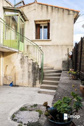 Jolie maison de ville avec cour divisée en 2 appartements