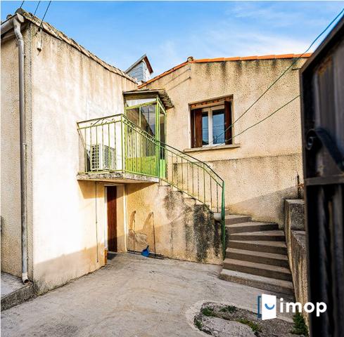 Jolie maison de ville avec cour divisée en 2 appartements