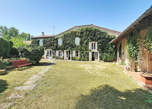 Située dans un village perché de la Lomagne gersoise cette magnifique maison en pierre est un exemple typique de l'architecture vernaculaire locale. Les propriétaires ont porté un soin particulier pour ce bien tant à la rénovation qu'a son entretien courant. La propriété se compose d'une partie habitable d'une superficie de 181m2, de dépendances d'une surface totale de 127m2, ainsi qu'un grand garage..Le terrain piscinable d'une superficie de plus d'un hectare possède deux puits.
Dès l'entrée on ressent le côté cossu et confortable de la maison. Elle dessert au rez-de-chaussée, deux salons, une salle-à-manger, une cuisine, un coin repas, une salle de bain et une une salle d'eau et des toilettes. Une belle véranda aménagée offre une vue dégagée sur la campagne environnante.
À l'étage on trouve 3 chambres, un bureau, des toilettes, un grand dressing,...
Pour la partie technique, la maison est chauffée par une chaudière au fuel récente. Elle est en partie équipée d'une climatisation. On note la présence 2 cheminées. Elle est raccordée au tout-à-l'égout.
Pour la sécurité la maison est équipée d'une alarme.
Enfin la propriété dispose d'équipements et d'installations techniques de marques haut de gamme.
La taxe foncière est de 1900€.