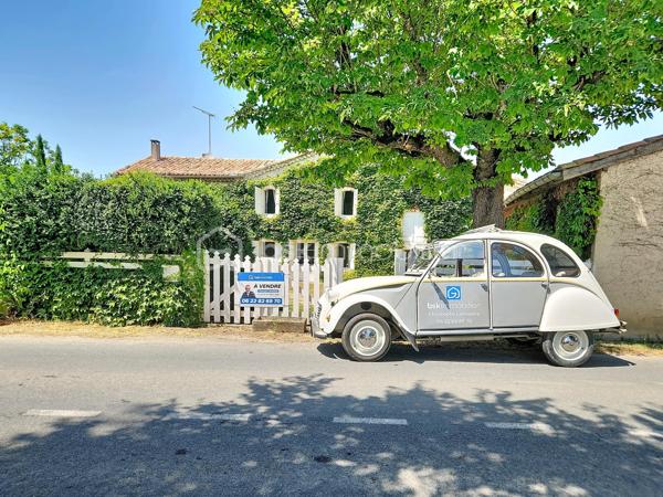 Située dans un village perché de la Lomagne gersoise cette magnifique maison en pierre est un exemple typique de l'architecture vernaculaire locale. Les propriétaires ont porté un soin particulier pour ce bien tant à la rénovation qu'a son entretien courant. La propriété se compose d'une partie habitable d'une superficie de 181m2, de dépendances d'une surface totale de 127m2, ainsi qu'un grand garage..Le terrain piscinable d'une superficie de plus d'un hectare possède deux puits.
Dès l'entrée on ressent le côté cossu et confortable de la maison. Elle dessert au rez-de-chaussée, deux salons, une salle-à-manger, une cuisine, un coin repas, une salle de bain et une une salle d'eau et des toilettes. Une belle véranda aménagée offre une vue dégagée sur la campagne environnante.
À l'étage on trouve 3 chambres, un bureau, des toilettes, un grand dressing,...
Pour la partie technique, la maison est chauffée par une chaudière au fuel récente. Elle est en partie équipée d'une climatisation. On note la présence 2 cheminées. Elle est raccordée au tout-à-l'égout.
Pour la sécurité la maison est équipée d'une alarme.
Enfin la propriété dispose d'équipements et d'installations techniques de marques haut de gamme.
La taxe foncière est de 1900€.